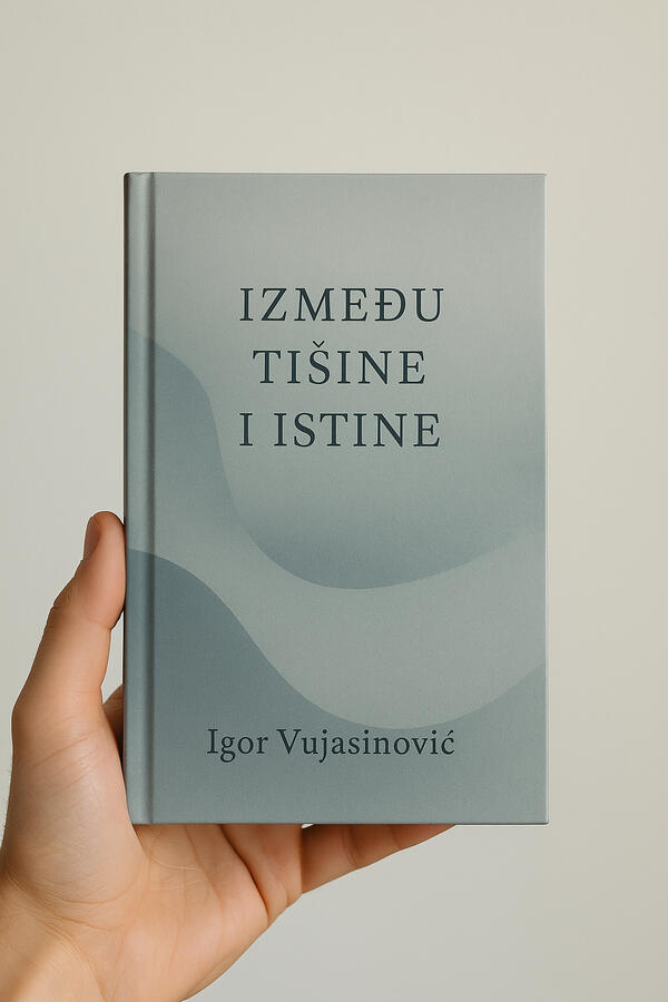 Knjiga Izmedju tisine i istine držana u ruci
