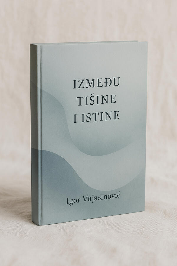 Knjiga Izmedju tisine i istine fotografisana iz ugla