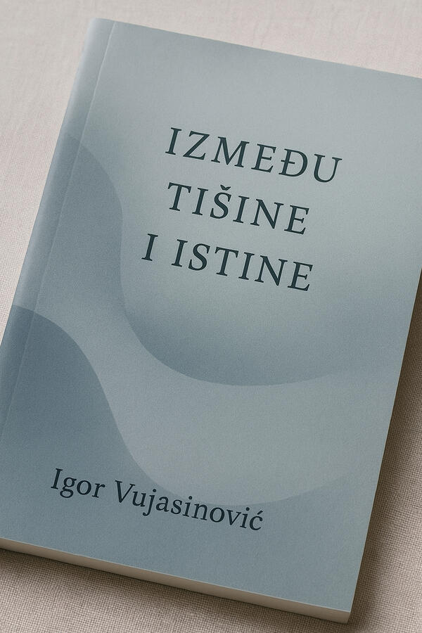 Izmedju tisine i istine knjiga na svetloj podlozi